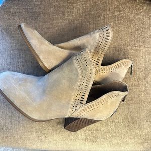 NWT Vince Camuto booties size 10